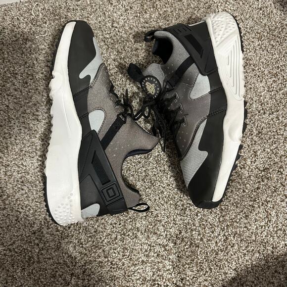 NIKE Men's Air Huarache Utility Base Grey Shoes Size 11.5 - Picture 3 of 9